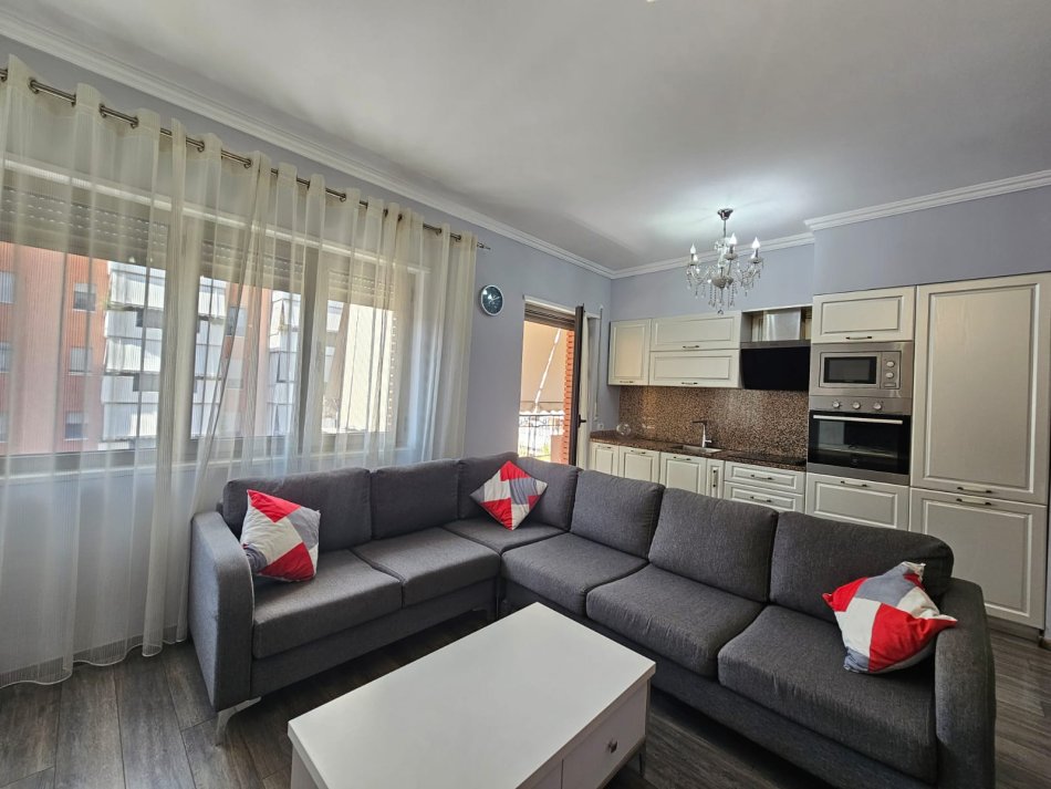 Tirane, jepet me qera apartament 3+1+Aneks+Ballkon Kati 7, 133 m² 1.000 € (Rruga e Kavajës - Kompleksi Deliorgji)
