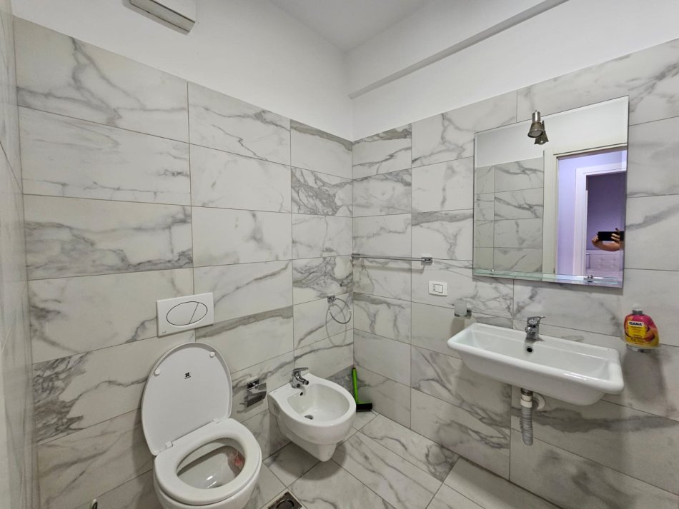 Tirane, jepet me qera apartament 3+1+Aneks+Ballkon Kati 7, 133 m² 1.000 € (Rruga e Kavajës - Kompleksi Deliorgji)