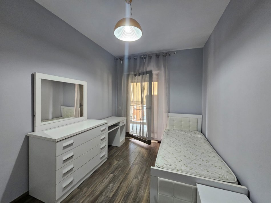 Tirane, jepet me qera apartament 3+1+Aneks+Ballkon Kati 7, 133 m² 1.000 € (Rruga e Kavajës - Kompleksi Deliorgji)