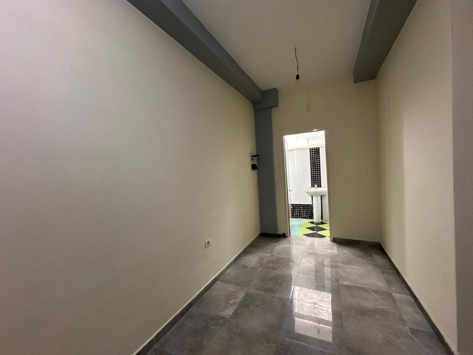 Tirane, shes dyqan Kati 0, 200.000 € 