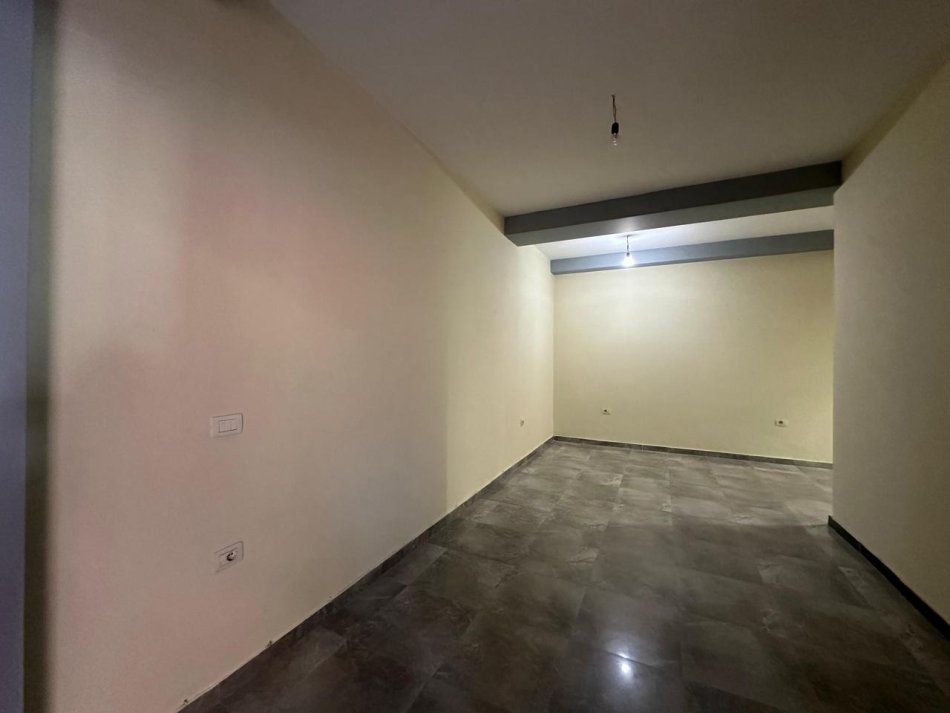Tirane, shes dyqan Kati 0, 200.000 € 