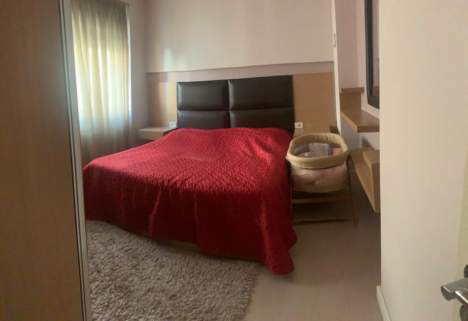 Tirane, jepet me qera apartament 2+1. Kati 4. Sip 110 m². Cmimi 600 Euro. (Yzberisht afer me Eco Marketin).