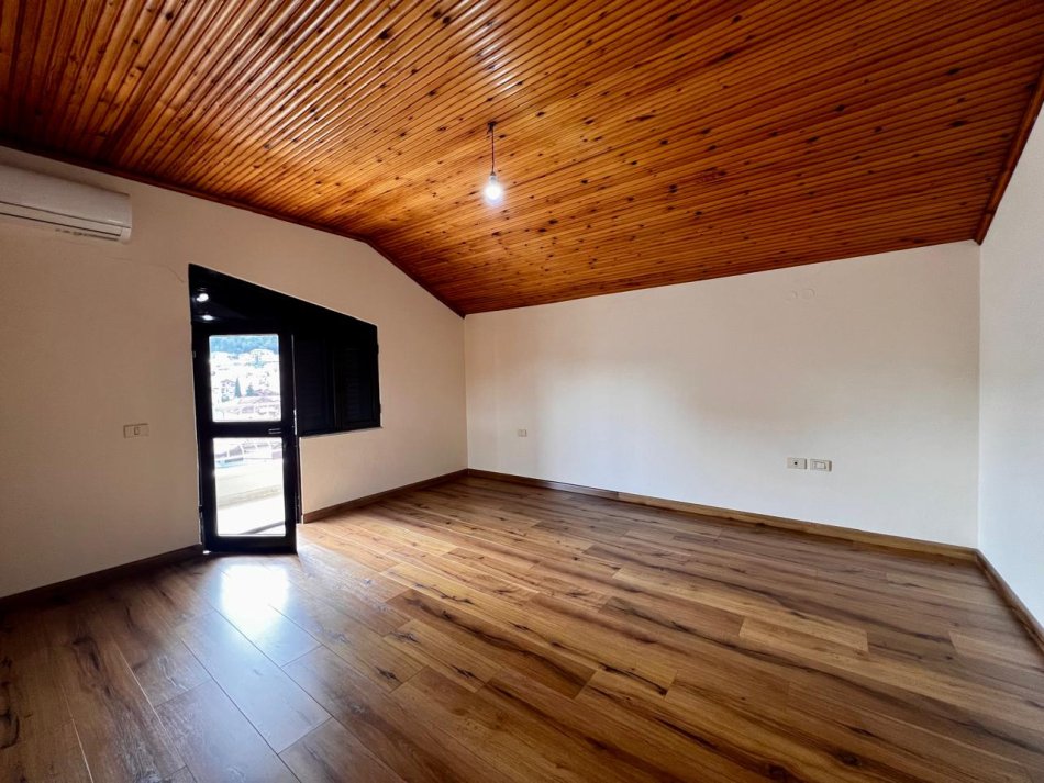 Tirane, jepet me qera Vile 3+1+Ballkon Kati 3, 300 m² 700 € (Vilat Gjermane)