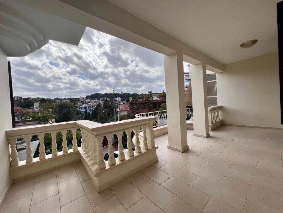 Tirane, jepet me qera Vile 3+1+Ballkon Kati 3, 300 m² 700 € (Vilat Gjermane)
