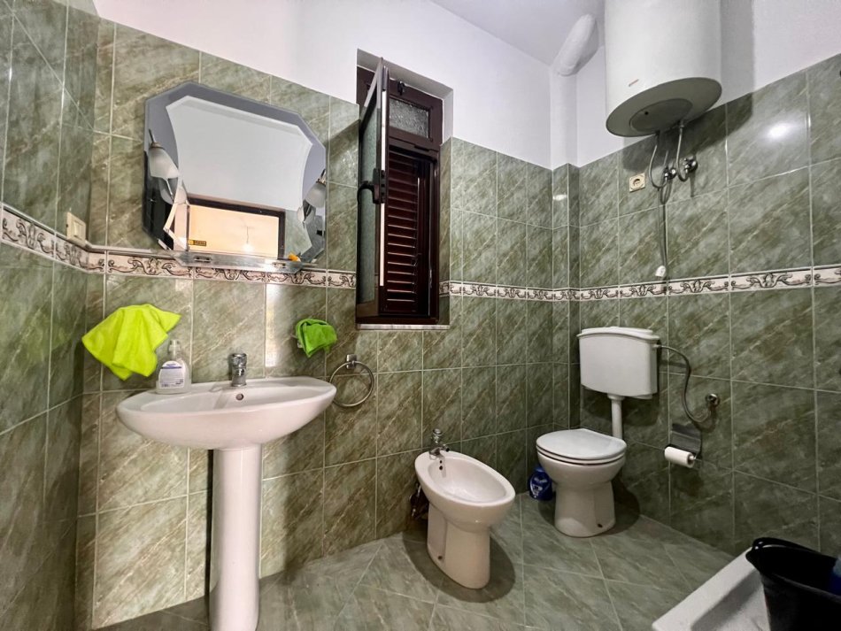 Tirane, jepet me qera Vile 3+1+Ballkon Kati 3, 300 m² 700 € (Vilat Gjermane)