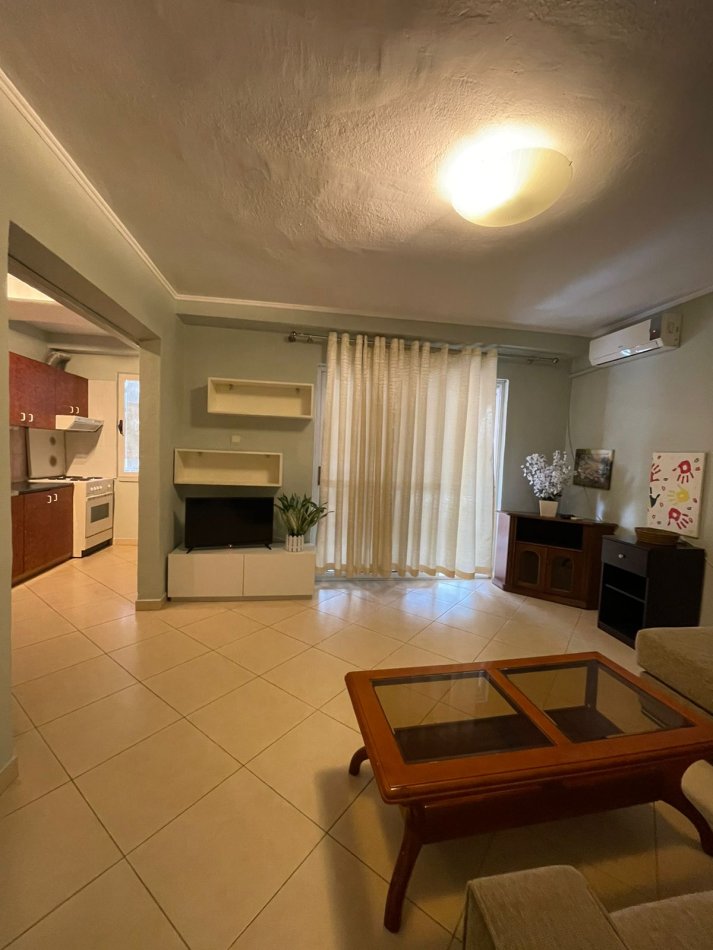 Tirane, jepet me qera apartament 1+1+Ballkon Kati 3, 65 m² 600 € 