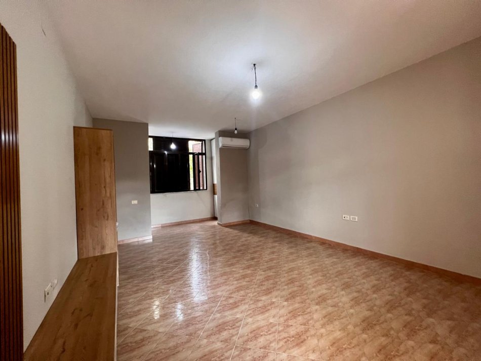 Tirane, jepet me qera Vile 3+1+Ballkon Kati 3, 300 m² 700 € (Vilat Gjermane)