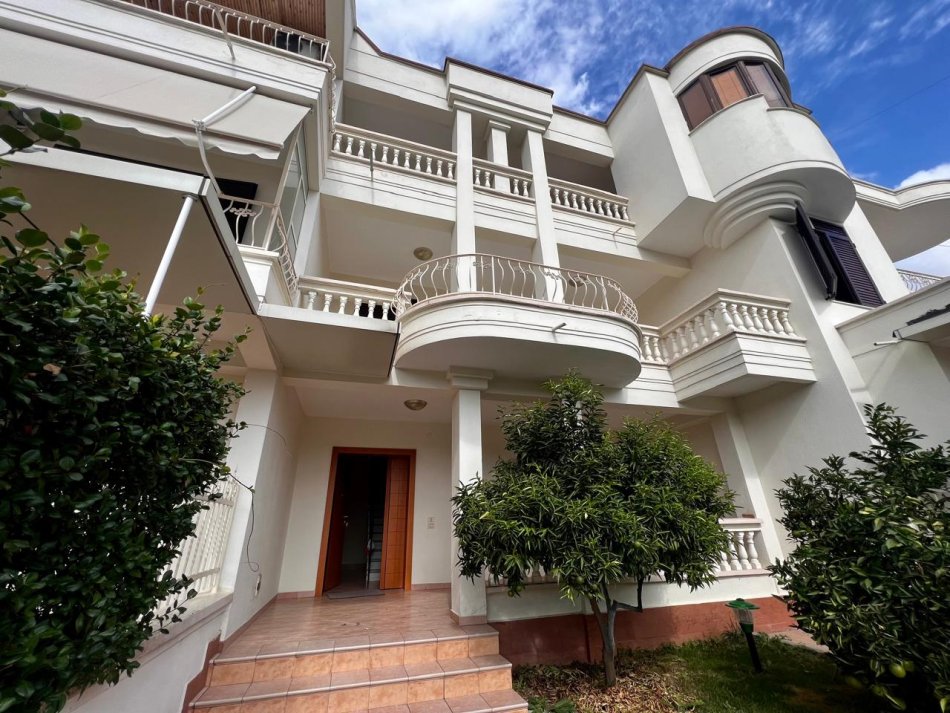 Tirane, jepet me qera Vile 3+1+Ballkon Kati 3, 300 m² 700 € (Vilat Gjermane)