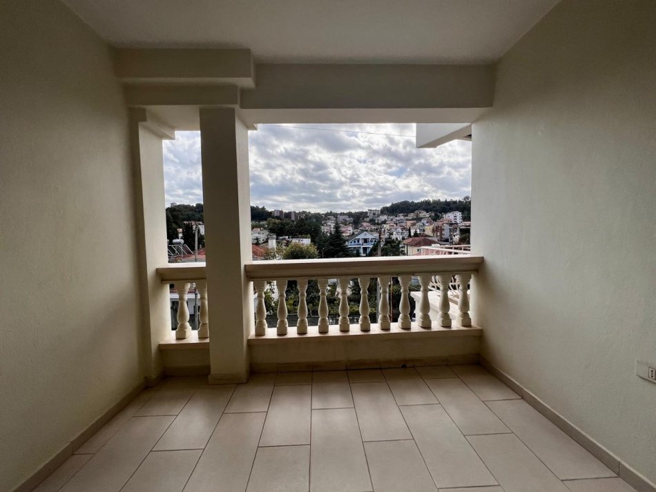 Vile me Qira 3-Kate, 300 m² 700 € (Vilat Gjermane) Tirane