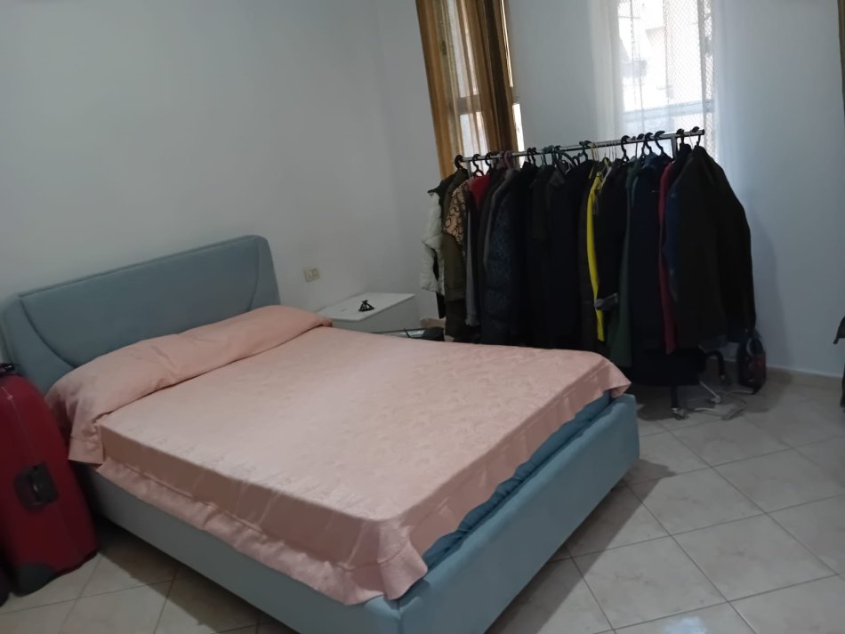 Tirane, jepet me qera apartament 2+1. Kati 2, ( Bllok. Sheshi Wellson. Çmimi 700 euro i diskutueshëm.)