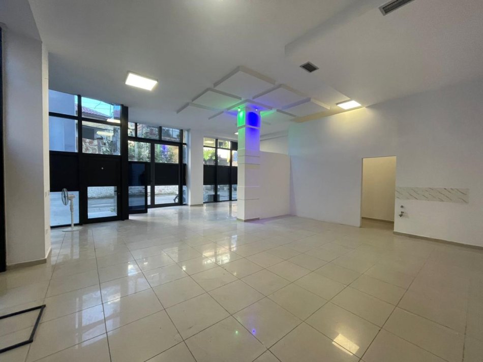 Dyqan me qira 97 m² 850 € ( Rruga Bardhyl)