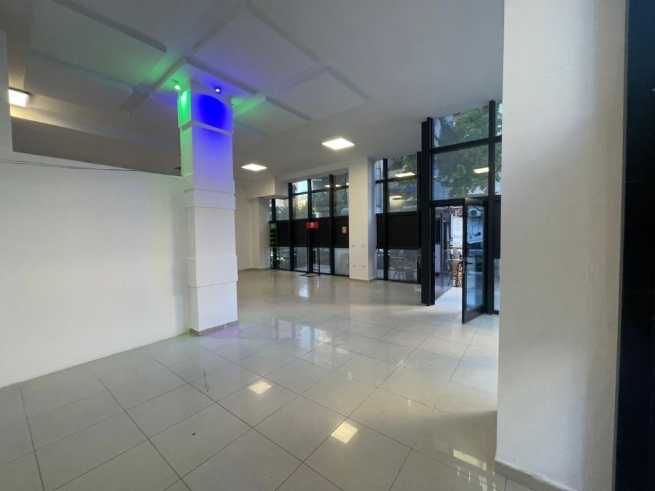 Dyqan me qira 97 m² 850 € ( Rruga Bardhyl)