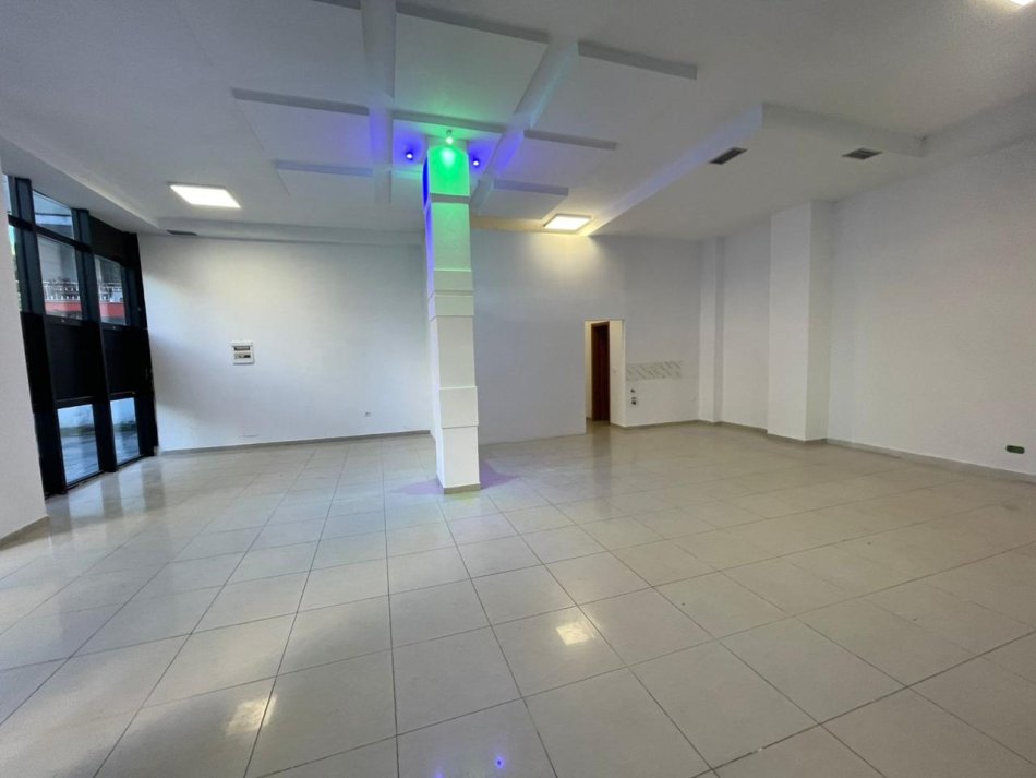 Dyqan me qira 97 m² 850 € ( Rruga Bardhyl)