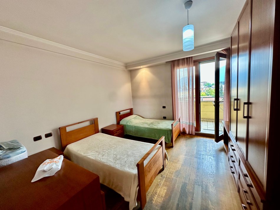 Tirane, jepet me qera apartament 3+1+A+BLK Kati 5, 160 m² 1.300 Euro (Rruga e Elbasanit)