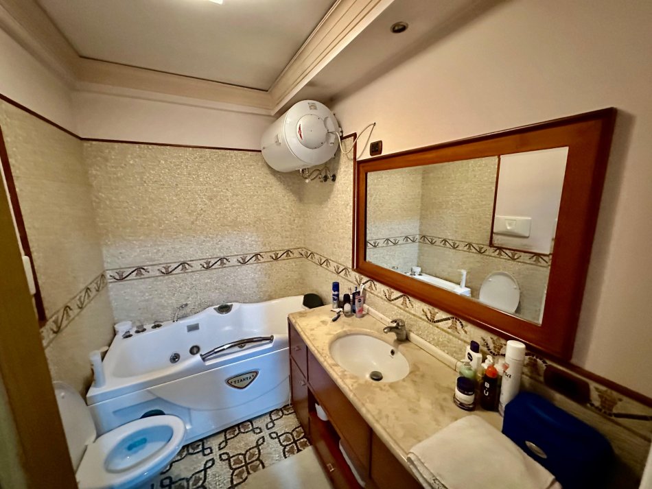 Tirane, jepet me qera apartament 3+1+A+BLK Kati 5, 160 m² 1.300 Euro (Rruga e Elbasanit)