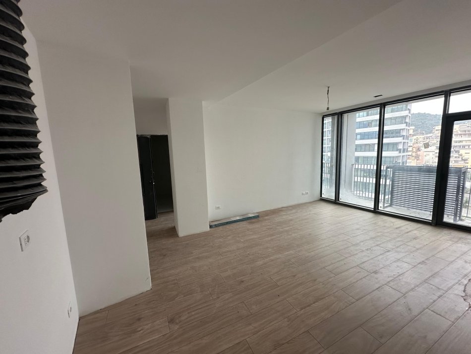 Shqiperi, jepet me qera zyre Kati 5, 70 m² 700 € (Liqeni Artificial)