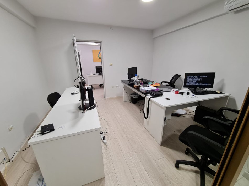 Tirane, jepet me qera ambjent biznesi Kati 1, 120 m² 790 € 