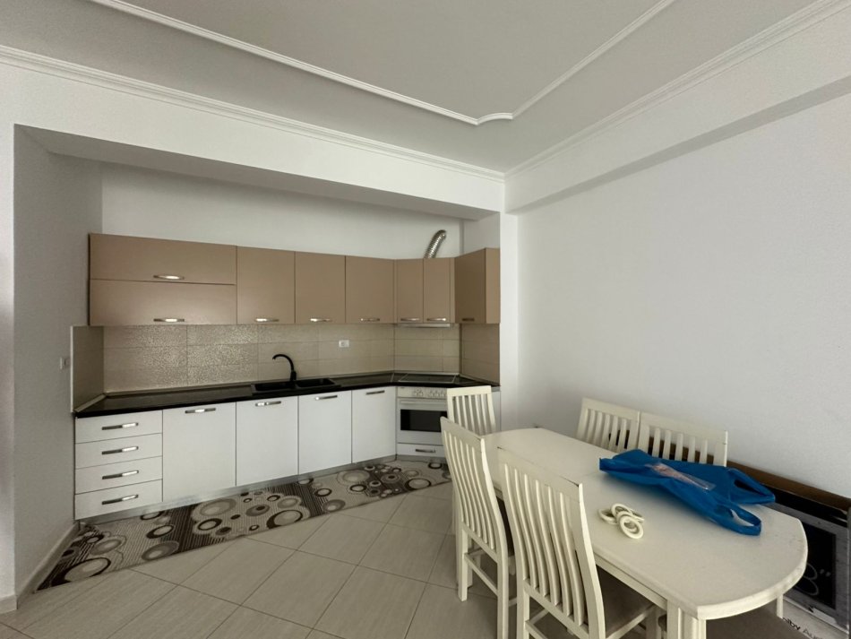 Tirane, jepet me qera apartament 3+1+Aneks+Ballkon Kati 4, 150 m² 650 € (Liqeni i Thate)