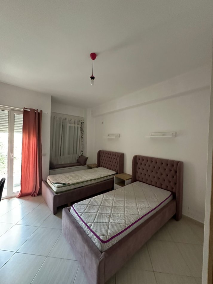Tirane, jepet me qera apartament 3+1+Aneks+Ballkon Kati 4, 150 m² 650 € (Liqeni i Thate)