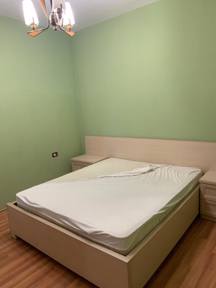 Rruga Robert Zhvarc. Komuna e Parisit. Jepet me qera Apartament 2+1. Pallat i ri me ashensor. Sip 100 m2. Cmimi 700 Euro i disk.)