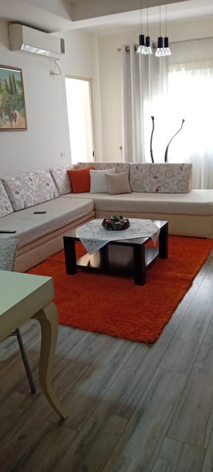 Tirane, Kodrae Diellit Jepet me qera Apartament 1+1. Pallat i ri me ashensor. Sip 75 m2. Cmimi 45.000 Leke. (Rruga Bill Klinton)