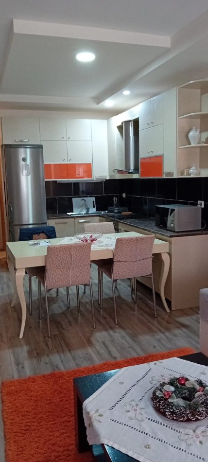 Tirane, Kodrae Diellit Jepet me qera Apartament 1+1. Pallat i ri me ashensor. Sip 75 m2. Cmimi 45.000 Leke. (Rruga Bill Klinton)