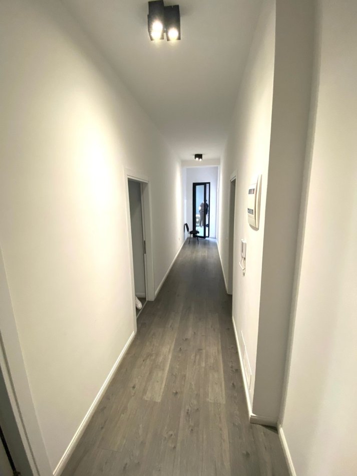 Tirane, jepet me qera zyre Kati 4, 135 m² 1.000 € (Rruga e Kavajes)