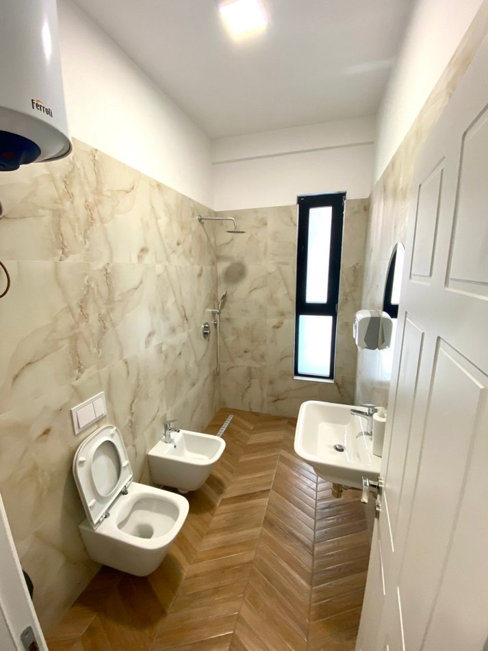 Tirane, jepet me qera zyre Kati 4, 135 m² 1.000 € (Rruga e Kavajes)