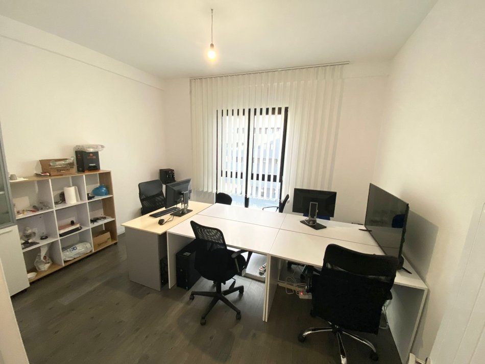 Tirane, jepet me qera zyre Kati 4, 135 m² 1.000 € (Rruga e Kavajes)