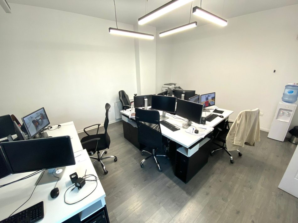 Tirane, jepet me qera zyre Kati 4, 135 m² 1.000 € (Rruga e Kavajes)