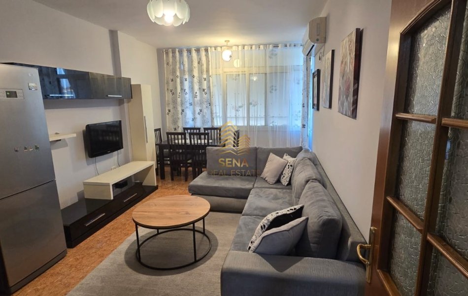 Tirane, jepet me qera apartament 1+1 Kati 6, 55 m² 500 € (Rruga Vaçe Zela)