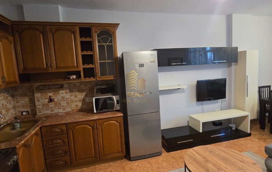 Tirane, jepet me qera apartament 1+1 Kati 6, 55 m² 500 € (Rruga Vaçe Zela)