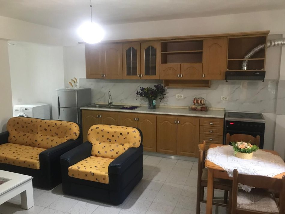 Tirane, jepet me qera 1+1+Ballkon Kati 1, 55 m² 450 € (Dritan Hoxha)