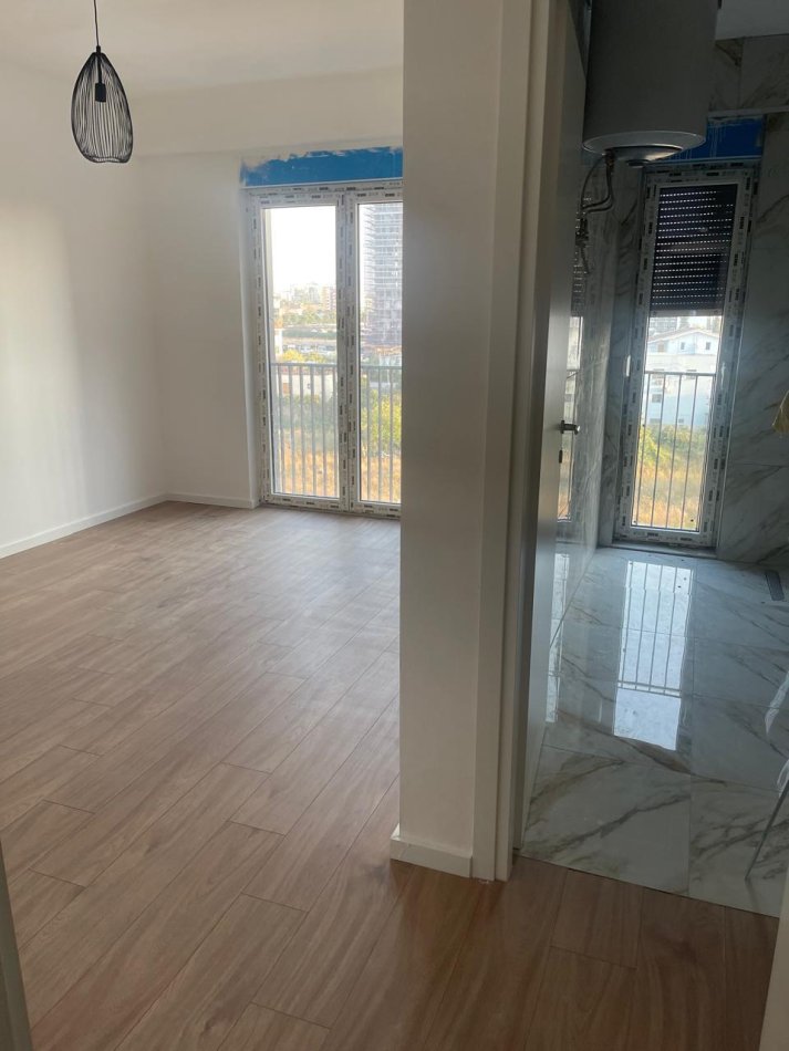 Tirane, jepet me qera apartament 3+1+Ballkon Kati 4, 150 m² 600 € (bulevardi i ri)