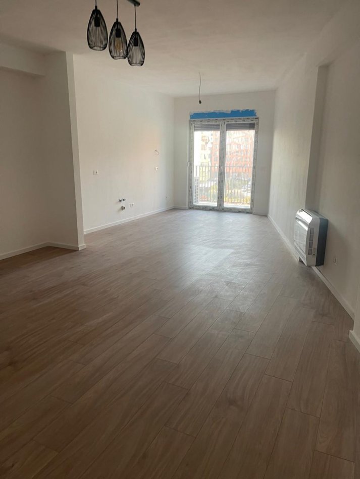 Tirane, jepet me qera apartament 3+1+Ballkon Kati 4, 150 m² 600 € (bulevardi i ri)