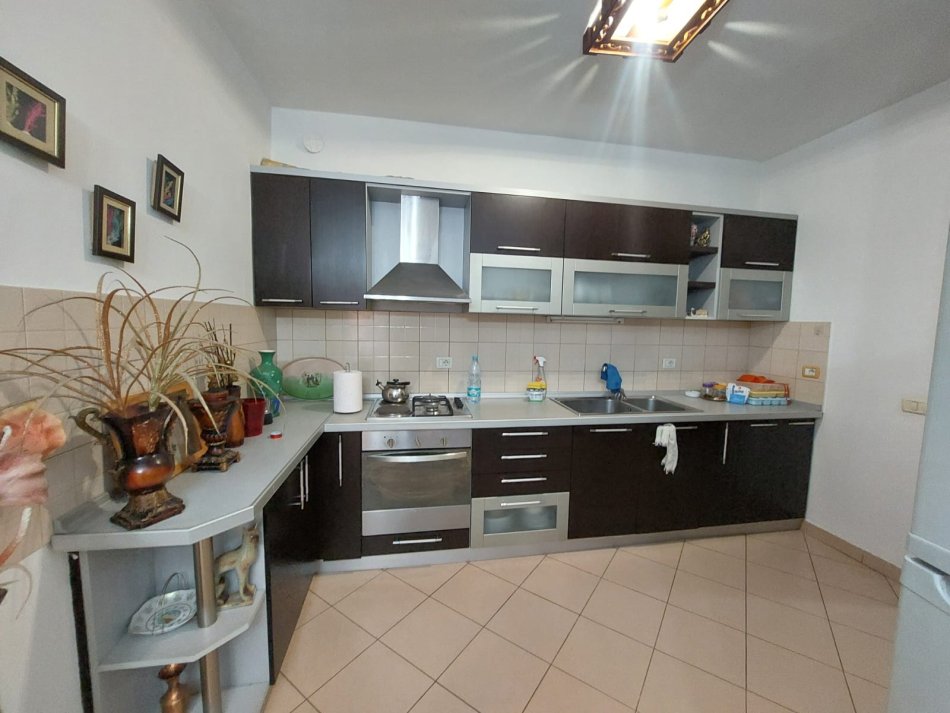 Tirane, jepet me qera apartament 2+1 Kati 5, 101 m² 650 € (Rruga Riza Cerova, Shkolla e Kuqe)