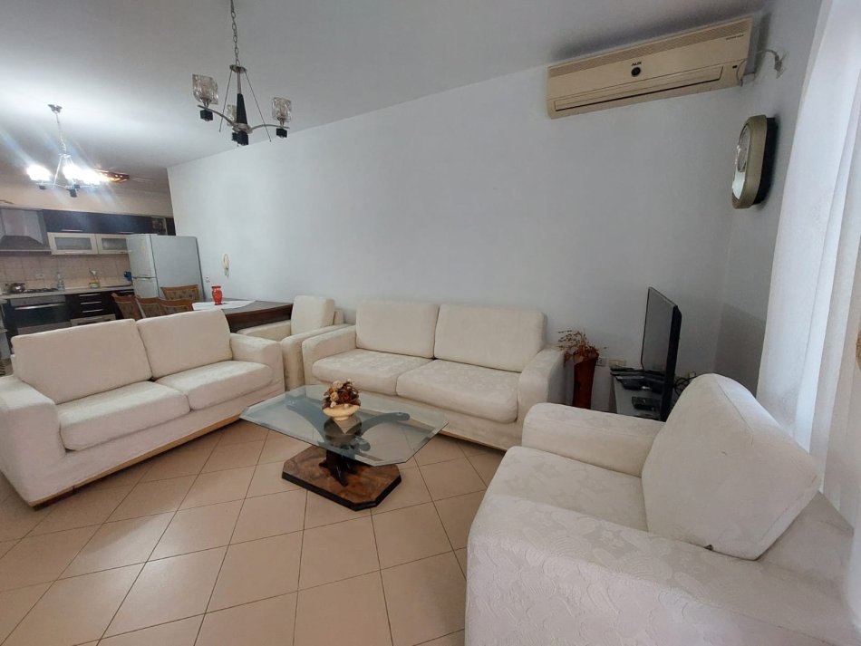 Tirane, jepet me qera apartament 2+1 Kati 5, 101 m² 650 € (Rruga Riza Cerova, Shkolla e Kuqe)