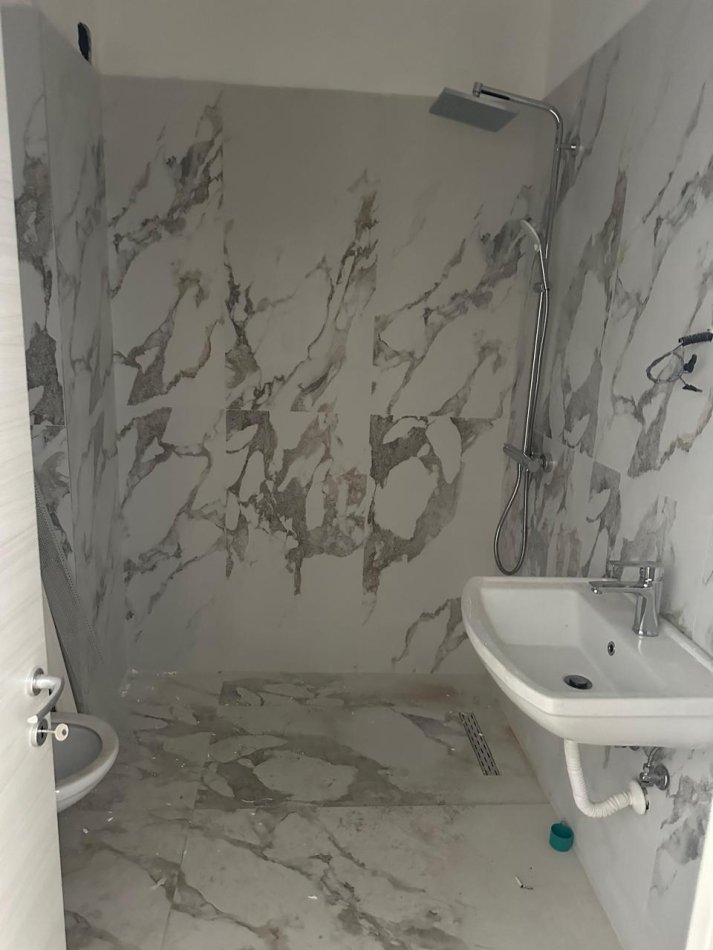 Tirane, jepet me qera ambjent biznesi Kati 2, 67 m² 800 € (Myslym Shyri)