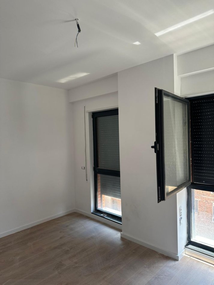 Tirane, jepet me qera ambjent biznesi Kati 2, 67 m² 800 € (Myslym Shyri)