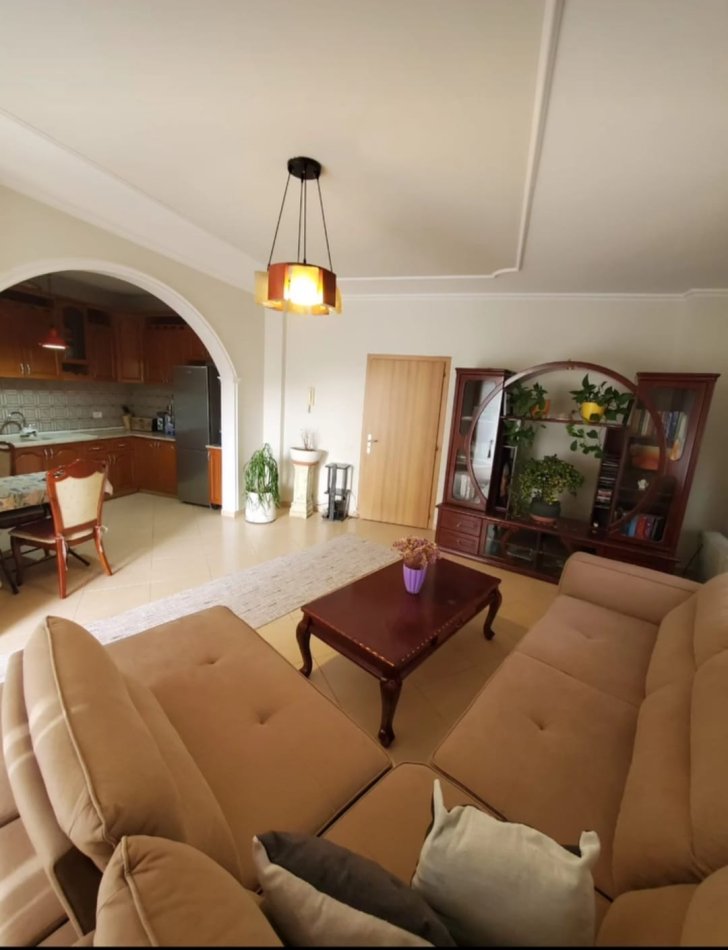 Tirane, jepet me qera apartament 2+1+Ballkon Kati 3, 100 m² 451 € (Muhamed Deliu)