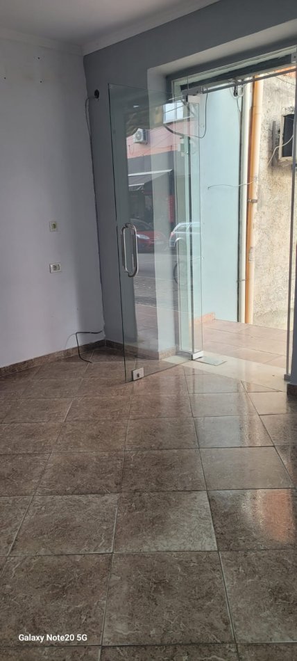 Tirane, jepet me qera ambjent biznesi Kati 1, 26 m² 300 € (Siri Kodra)