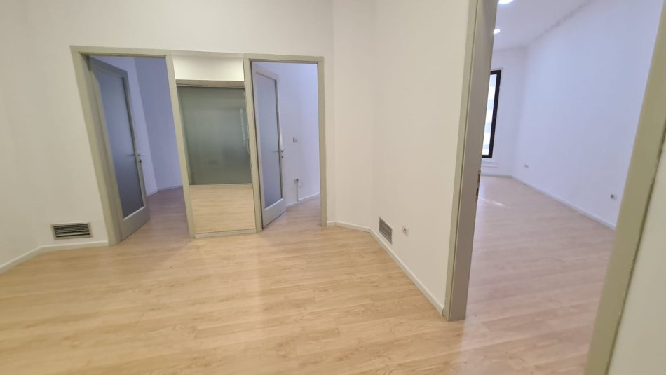 Tirane, jepet me qera zyre Kati 1, 80 m² 1.500 € (Torre Drini, Qender)