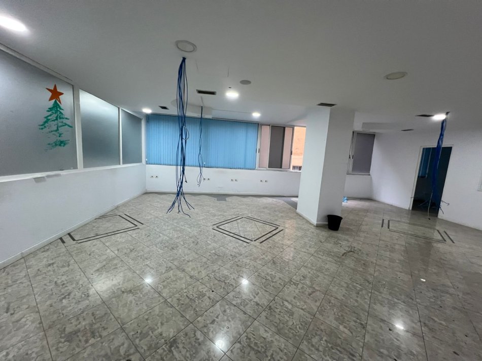 Tirane, jepet me qera ambjent biznesi Kati 0, 310 m² 4.000 € (Shallvaret)