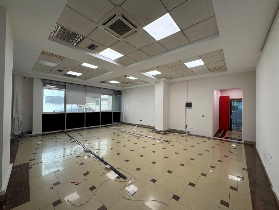 Tirane, jepet me qera ambjent biznesi Kati 2, 105 m² 800 € (Bardhok Biba)