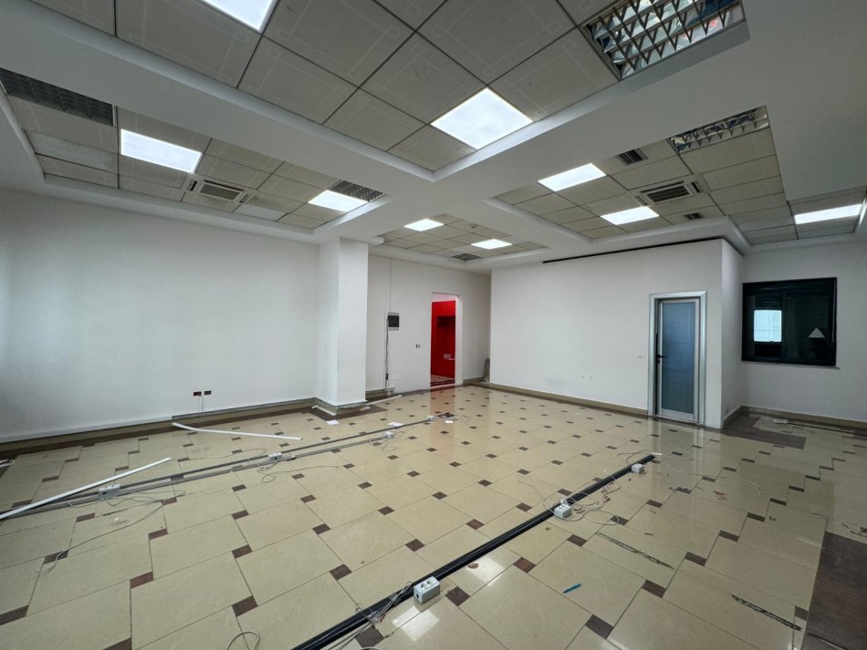 Tirane, jepet me qera ambjent biznesi Kati 2, 105 m² 800 € (Bardhok Biba)