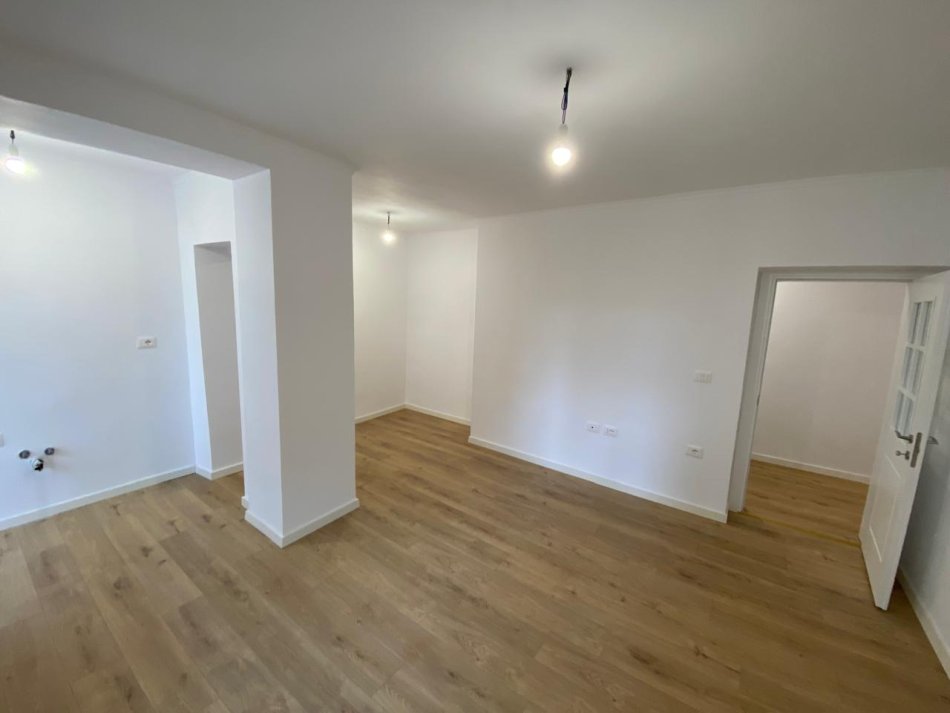 Tirane, shitet apartament 2+1 Kati 2, 83 m² 185.000 € (Blloku i Ambasadave, Tirane)