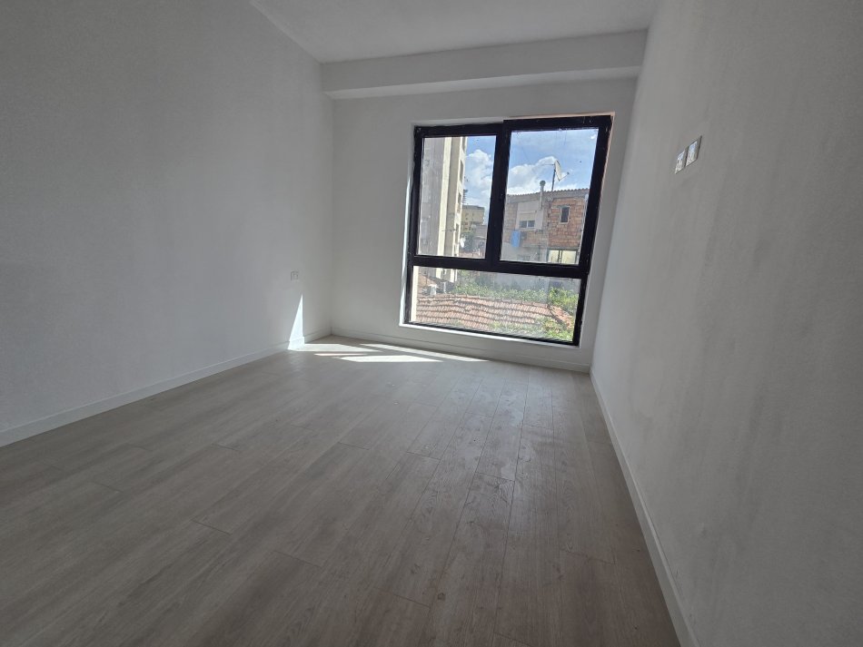 Tirane, jepet me qera apartament 2+1+Ballkon Kati 1, 91 m² 700 € (Kavajes)
