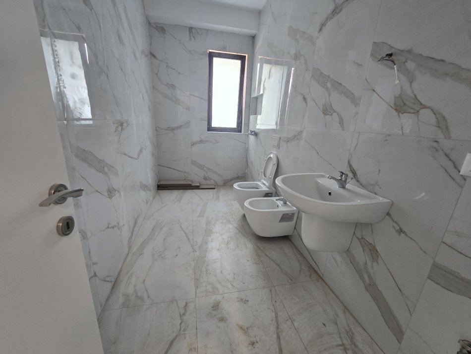 Tirane, jepet me qera apartament 2+1+Ballkon Kati 1, 91 m² 700 € (Kavajes)