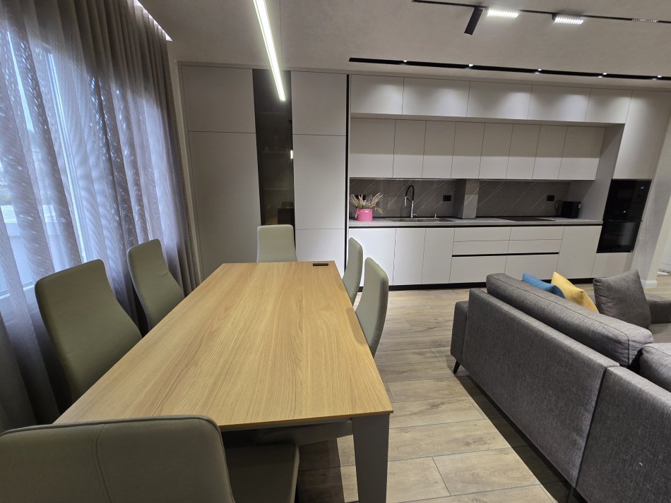 Tirane, jepet me qera apartament 2+1+Ballkon Kati 2, 150 m² 550 € (Shkolla Myslym Keta)