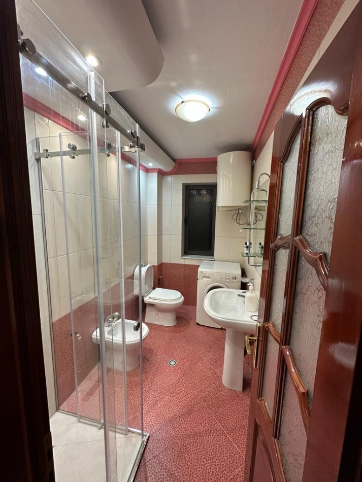 Tirane, jepet me qera apartament 2+1+Ballkon Kati 3, 95 m² 550 € (Rruga Ferit Xhajko/Ish Resorant Durrësi)
